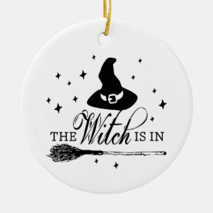 De Heks Is Er met Hoed & Bezemsteel Halloween Keramisch Ornament