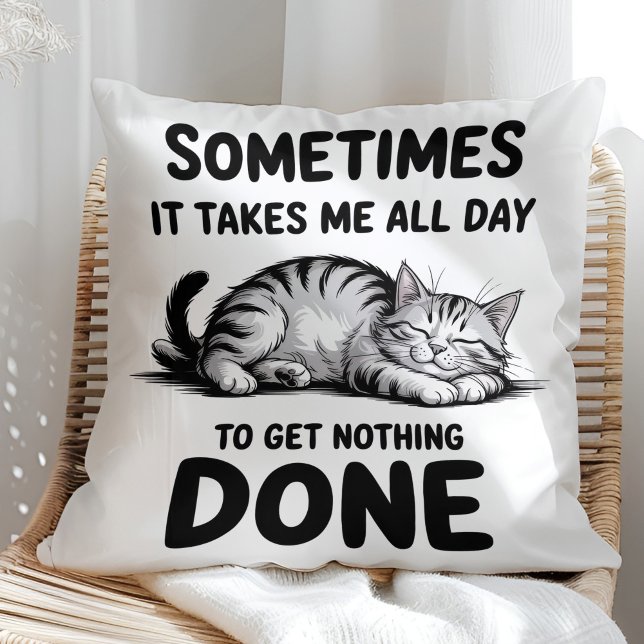 "De hele dag niets doen" Grappige luie kat Kussen ("All Day Doing Nothing" Funny Lazy Cat Throw Pillow in a sunny boho neutral rattan chair)