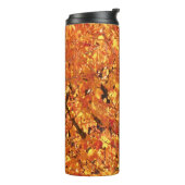 De herfst lekt op boom - foto. thermosbeker (Gedraaid links)