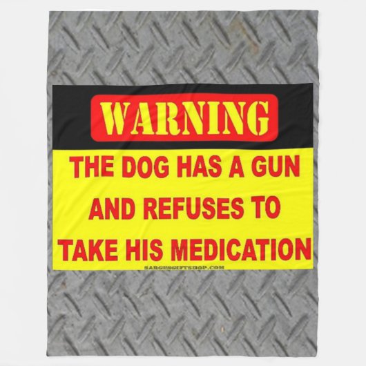 DE HOND HEEFT EEN PISTOOL FLEECE DEKEN (Voorkant)