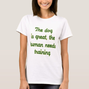 De hond is geweldig t-shirt
