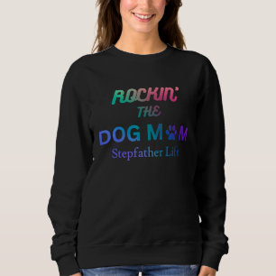 De hond-moeder en stiefvader leven rocken trui