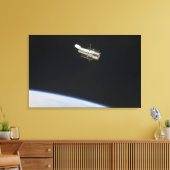 De Hubble Ruimtetelescoop in een baan boven Aarde  Canvas Afdruk (Insitu (Woonkamer))