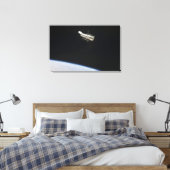 De Hubble Ruimtetelescoop in een baan boven Aarde  Canvas Afdruk (Insitu (Slaapkamer))