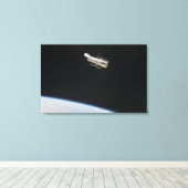 De Hubble Ruimtetelescoop in een baan boven Aarde  Canvas Afdruk (Insitu (Houten vloer))