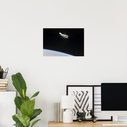De Hubble Ruimtetelescoop in een baan boven Aarde Poster (Thuiskantoor)