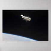 De Hubble Ruimtetelescoop in een baan boven Aarde  Poster (Voorkant)