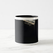 De Hubble Ruimtetelescoop in een baan boven Aarde  Tweekleurige Koffiemok (Center)