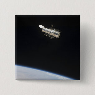 De Hubble Ruimtetelescoop in een baan boven Aarde  Vierkante Button 5,1 Cm