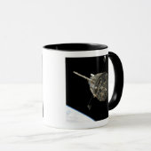 De Hubble ruimtetelescoop in een baan boven de aar Mok (Voorkant rechts)