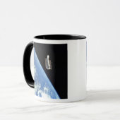 De Hubble Ruimtetelescoop met een blauwe aarde Mok (Voorkant links)