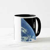 De Hubble Ruimtetelescoop met een blauwe aarde Mok (Voorkant rechts)