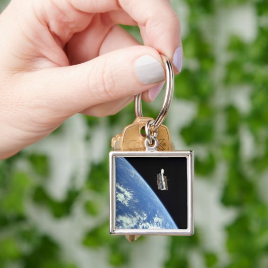 De Hubble Ruimtetelescoop met een blauwe aarde Sleutelhanger (Hand)