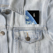 De Hubble Ruimtetelescoop met een blauwe aarde Vierkante Button 5,1 Cm (In situ)