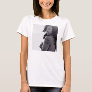 De huid die ik in het lange T-shirt heb