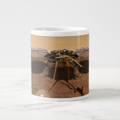 De Insight Lander opererend op het oppervlak van M Extra Grote Beker (Voorkant)