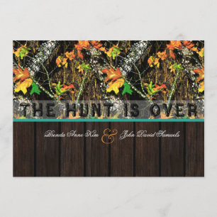 De jacht is over Camo Wood Wedding Invitting Kaart