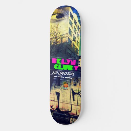 De kap kijkt naar 2012 skateboard (Voorkant)