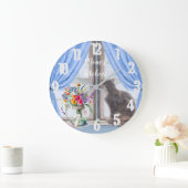 De kat bij het raam vaas bloemen grote klok (Huis)