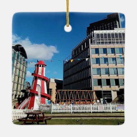De kermis, het stadscentrum keramisch ornament (Achterkant)