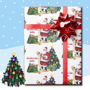 De kerstman die zijn lijst controleert personalise cadeaupapier
