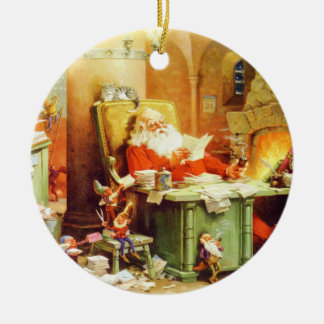 De kerstman en zijn elven controleren zijn lijst keramisch ornament