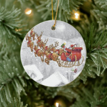 De kerstman rijdt op een slee met cadeaudoos