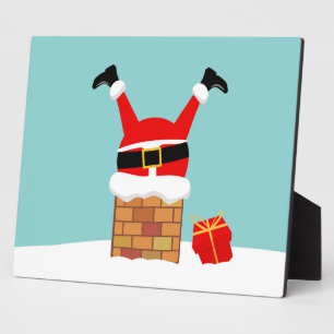 De kerstman zat vast in de schoorsteen op het dak fotoplaat