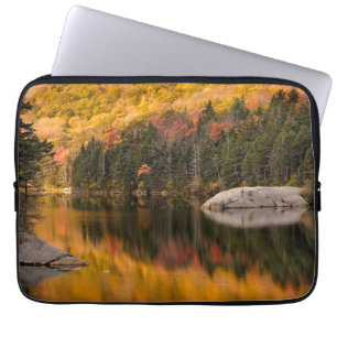 De kleuren van de val weerspiegelen op Beaver Pond Laptop Sleeve