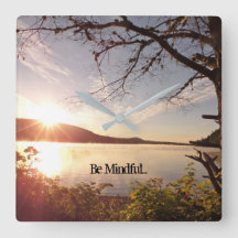 de klok van de yoga-kamer is vol