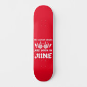 DE KOELSTE CHICKS WORDEN GEBOREN OP JUNI - verjaar Skateboard (Voorkant)