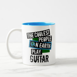 De koelste mensen op aarde spelen gitaar tweekleurige koffiemok
