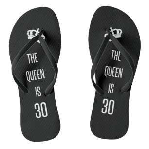 De koningin is 30 teenslippers