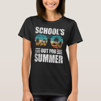 De laatste dag van de schoolschool uitkleden in de t-shirt