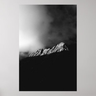 De laatste zonnestralen op de berg in zwart-wit poster