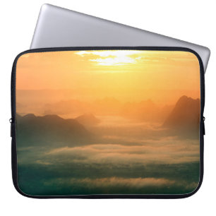 De landschapsfoto, mooie zee mist 's ochtends laptop sleeve