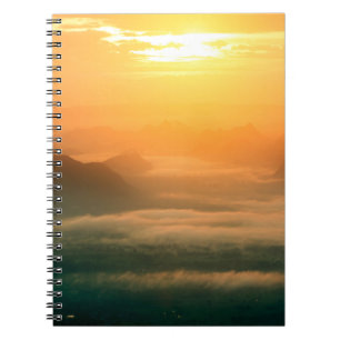 De landschapsfoto, mooie zee mist 's ochtends notitieboek