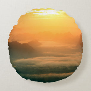 De landschapsfoto, mooie zee mist 's ochtends rond kussen