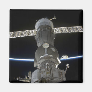 De ledemaat van de aarde snijdt een Soyuz ruimteva Magneet