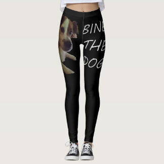 De leggings van de hond binden