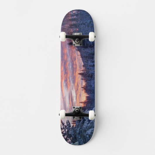 De levendige zonsondergang schildert de hemel bove skateboard (Voorkant)