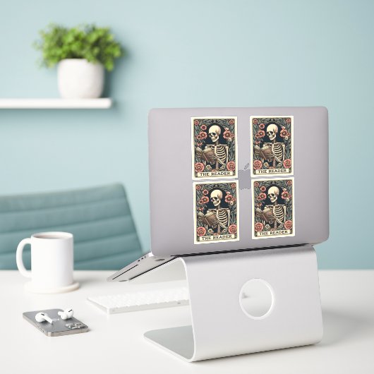 De Lezer Skeleton Tarot Kaart Sticker (Laptop op bureau)