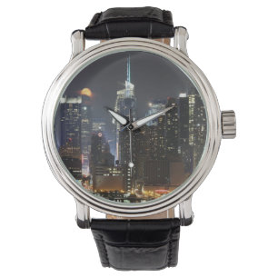 De maan gaat over Midtown New York. Horloge