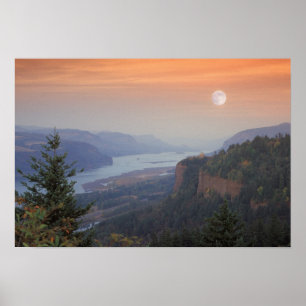 De maan hangt in de lucht boven de Vista Poster