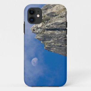 De maan komt op en schijnt door de wolken iPhone 11 hoesje