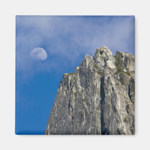 De maan komt op en schijnt door de wolken magneet