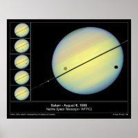 De maan van Saturnus Titan die door de planeet rij