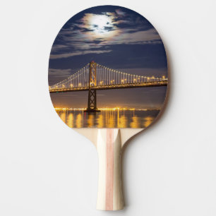 De maan vanavond over de Brug van de baai Tafeltennisbatje