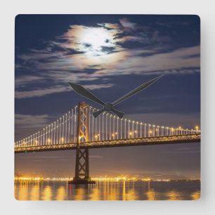 De maan vanavond over de Brug van de baai Vierkante Klok