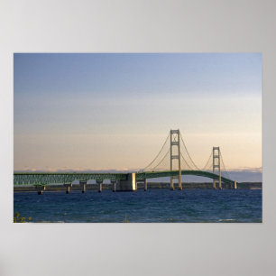 De Mackinac Bridge die de Straat van 3 overspannen Poster